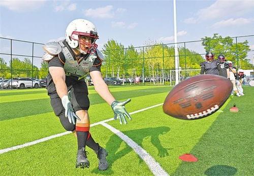 橄榄球运动员训练视频,汗水铸就卓越