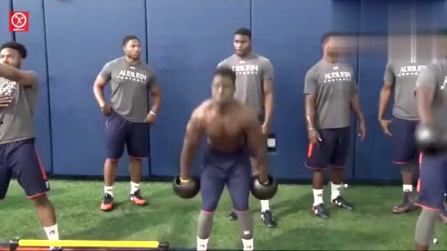 橄榄球运动员训练视频,汗水铸就卓越